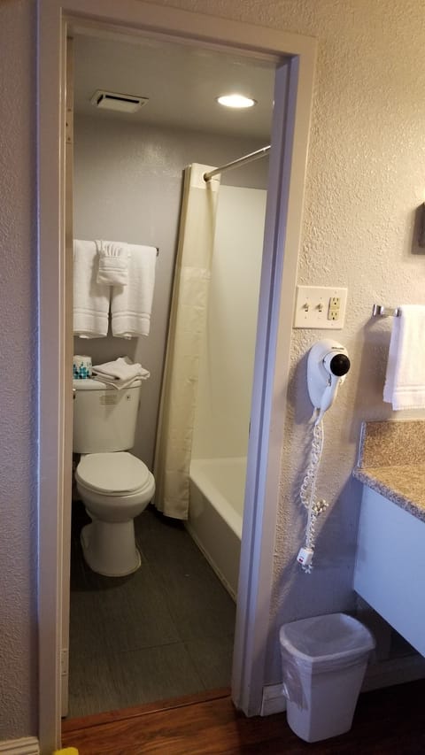 Combined shower/tub, hair dryer, towels