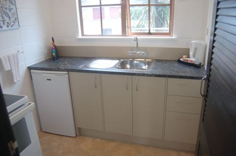 Economy Studio | Private kitchenette | Fridge, microwave, coffee/tea maker, electric kettle