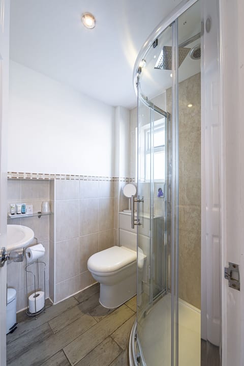 Standard Double Room, Ensuite (Trafalgar) | Bathroom