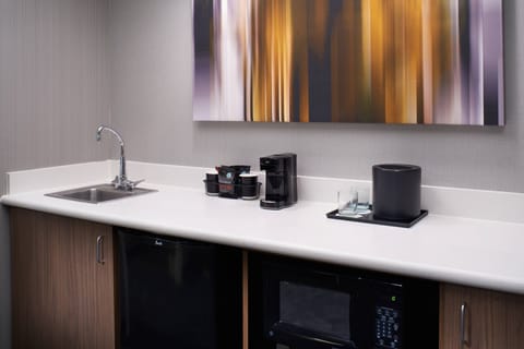 Fridge, coffee/tea maker