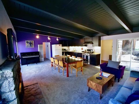 Spacious common room perfect for entertaining. - Spacious common room perfect for entertaining.