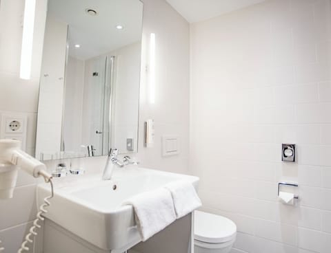 Budget Double Room | Bathroom | Shower, hair dryer, slippers, towels