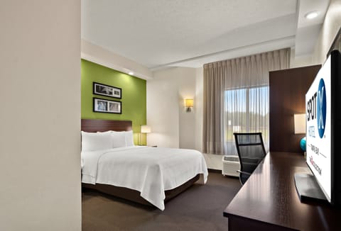 Business Room, 1 Queen Bed, Accessible, Non Smoking (Roll-In Shower) | In-room safe, desk, laptop workspace, blackout drapes
