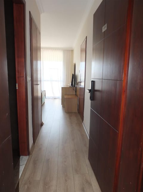 Economy Twin Room | Minibar, in-room safe, bed sheets