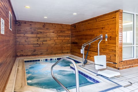 Indoor pool, sun loungers