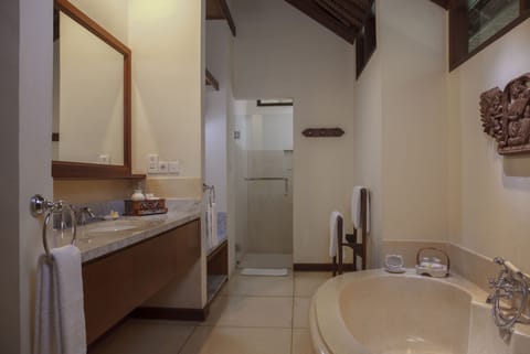 Two-Storey Bungalow | Bathroom | Separate tub and shower, deep soaking tub, free toiletries, hair dryer