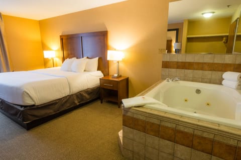 Suite, 1 King Bed, Non Smoking (Upgrade) | Private spa tub
