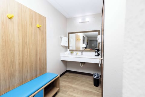 Combined shower/tub, free toiletries, hair dryer, towels