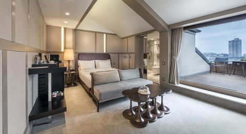 Deluxe Suite, Terrace | 1 bedroom, minibar, in-room safe, desk