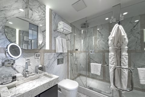 Standard Twin Room, 2 Twin Beds | Bathroom | Shower, rainfall showerhead, designer toiletries, hair dryer