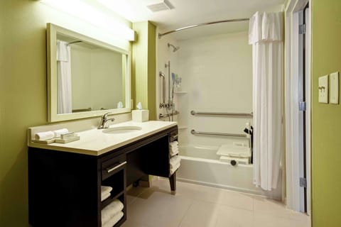 Combined shower/tub, hair dryer, towels