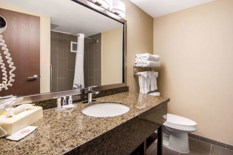 Family Room | Bathroom | Combined shower/tub, free toiletries, hair dryer, towels