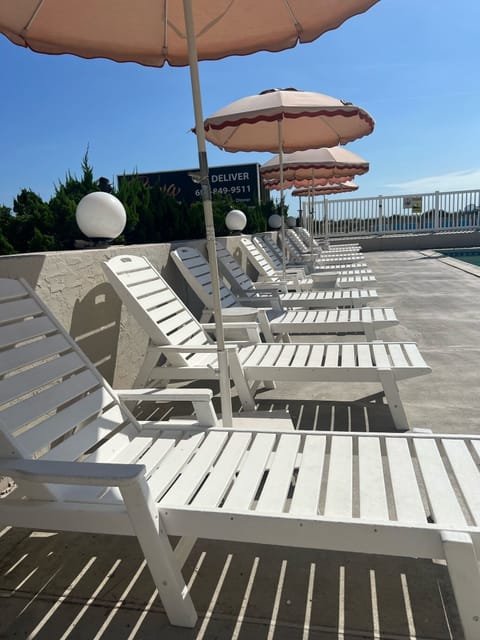 Outdoor pool, pool umbrellas, sun loungers