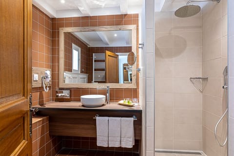 Triple Room (Cavalière) | Bathroom | Free toiletries, hair dryer, towels