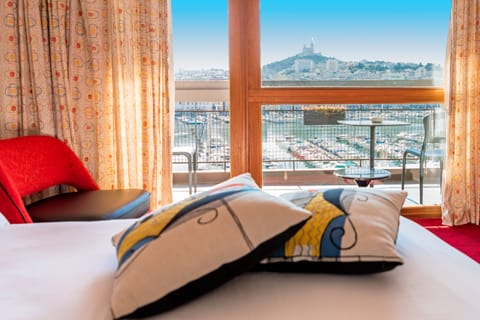 Deluxe Room, Sea View | Premium bedding, minibar, in-room safe, blackout drapes