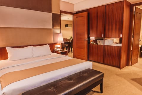 Suite | Premium bedding, minibar, in-room safe, desk