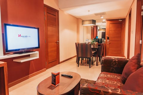 Suite | Living area | 32-inch LCD TV with cable channels, TV