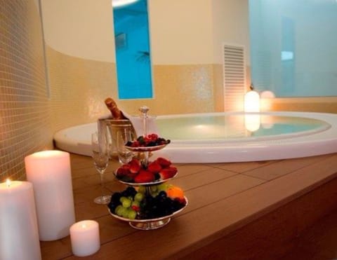 Indoor spa tub