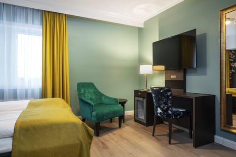 Standard Double Room, Non Smoking | Premium bedding, pillowtop beds, minibar, desk