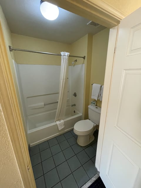 Combined shower/tub, deep soaking tub, free toiletries, hair dryer