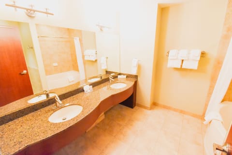 Deluxe Room, 1 King Bed | Bathroom sink