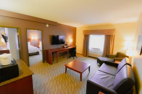 Family Suite | Living area | Flat-screen TV, pay movies