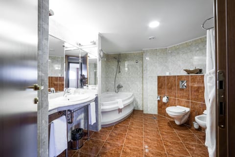 Duplex Suite, Sea View | Bathroom | Bathtub, free toiletries, hair dryer, towels
