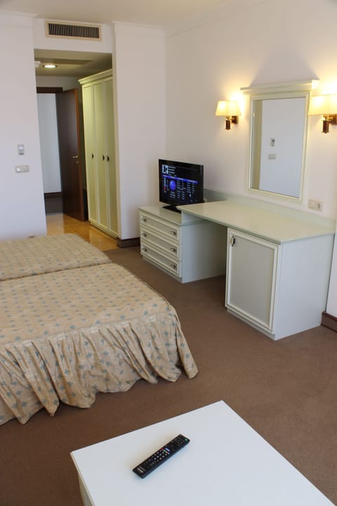 Double Room, Park View (Free Beach Access, Free Wifi, Parking) | Free minibar, in-room safe, desk, free WiFi