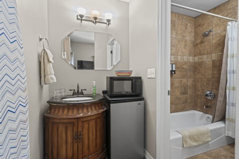 Suite, 1 King Bed (Suite 6) | Bathroom | Combined shower/tub, free toiletries, hair dryer, bathrobes