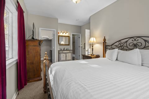 Suite, 1 Bedroom (Suite 10) | Individually decorated, individually furnished, iron/ironing board