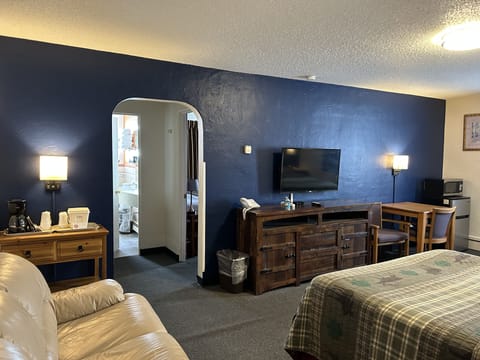 Family Suite | Desk, blackout drapes, free WiFi, bed sheets