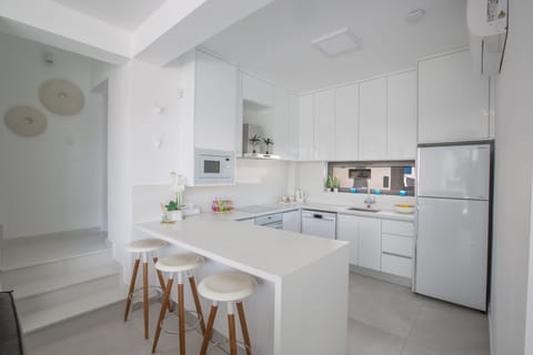 Kitchen with breakfast bar with seating for an extra 3 persons