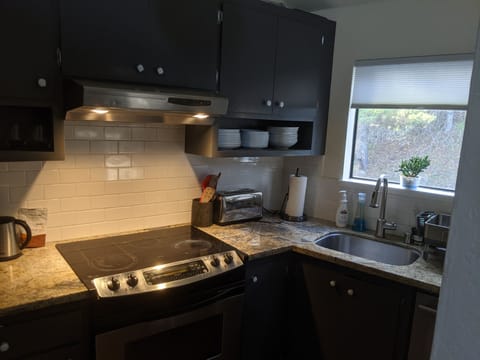 Fully quipped and bright kitchen