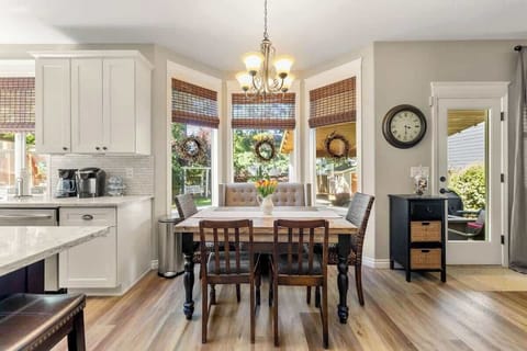 kitchen breakfast nook