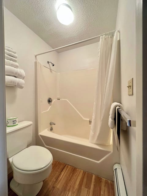 Combined shower/tub, towels, soap, shampoo