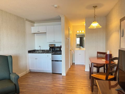 Deluxe - Single Queen, Lake View, First Floor | Private kitchen