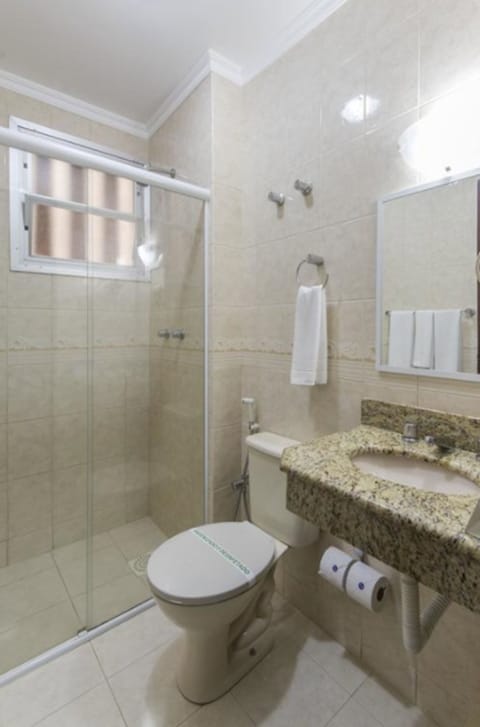 Shower, rainfall showerhead, free toiletries, hair dryer