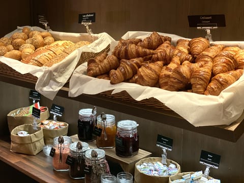 Daily buffet breakfast (EUR 18.5 per person)