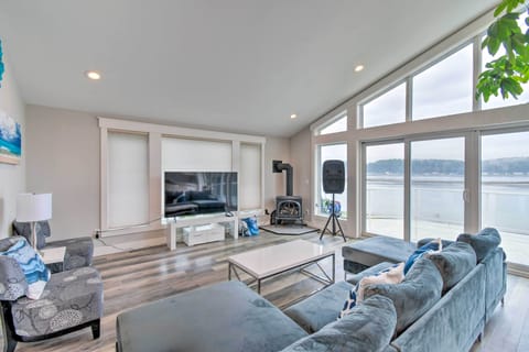 Allyn Vacation Rental | 4BR | 3BA | 2,190 Sq Ft | 2 Stories | Stairs Required