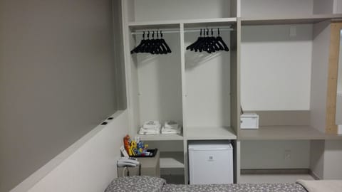 Quarto Individual Standard com Cama de Casal | Minibar, in-room safe, desk, laptop workspace