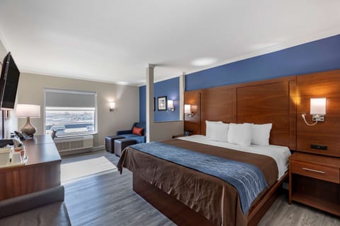 Suite, 1 King Bed, Non Smoking | Hypo-allergenic bedding, memory foam beds, desk, laptop workspace