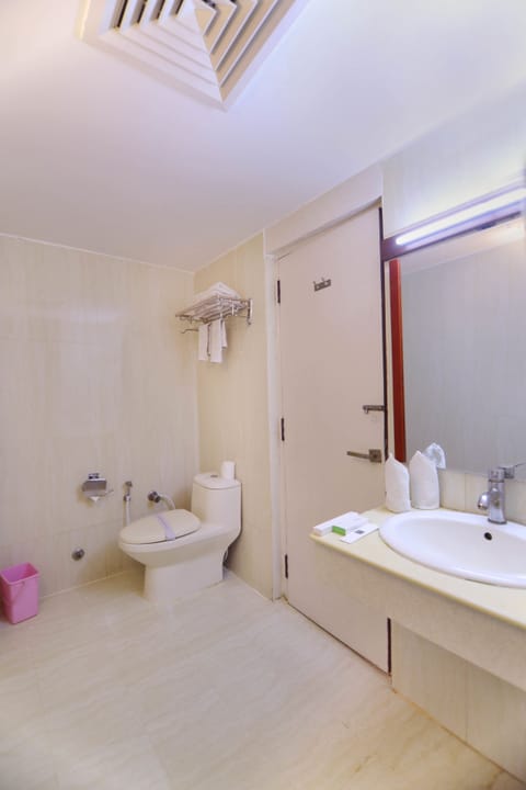 Superior Room | Bathroom | Combined shower/tub, free toiletries, hair dryer, bidet