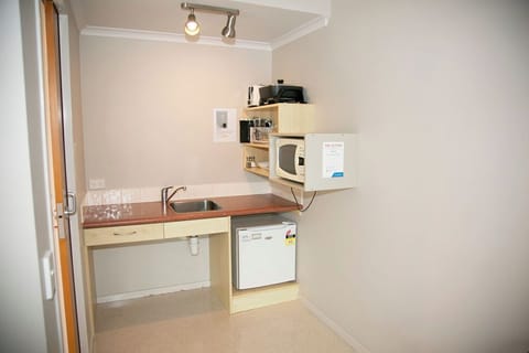Studio | Private kitchen | Fridge, microwave, coffee/tea maker, cookware/dishes/utensils