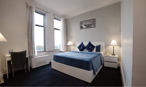 Standard Room, 1 King Bed, Lake View | Hypo-allergenic bedding, in-room safe, desk, laptop workspace