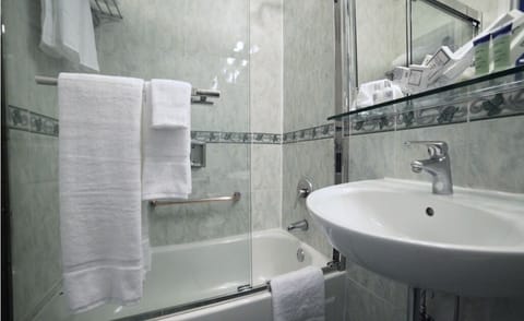 Combined shower/tub, deep soaking tub, eco-friendly toiletries