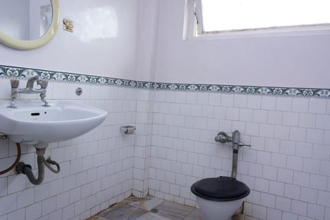 Standard Double Room | Bathroom | Slippers, towels