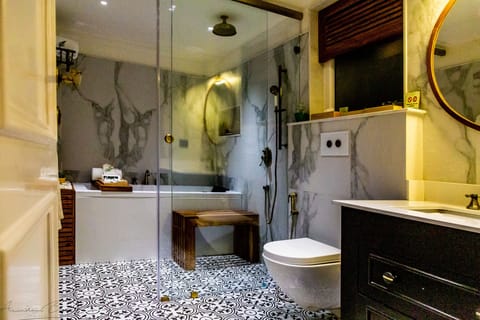 Fern Club Suite | Bathroom | Shower, free toiletries, hair dryer, slippers