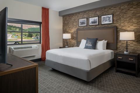 Golden Nugget Standard Room 1 King Bed | Premium bedding, in-room safe, desk, iron/ironing board