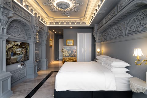 PALATIAL NOIRE VI | Premium bedding, pillowtop beds, minibar, in-room safe