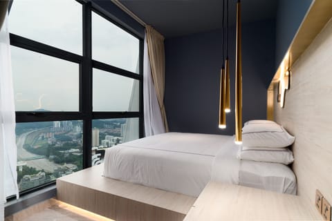 PALATIAL NOIRE II | Premium bedding, pillowtop beds, minibar, in-room safe